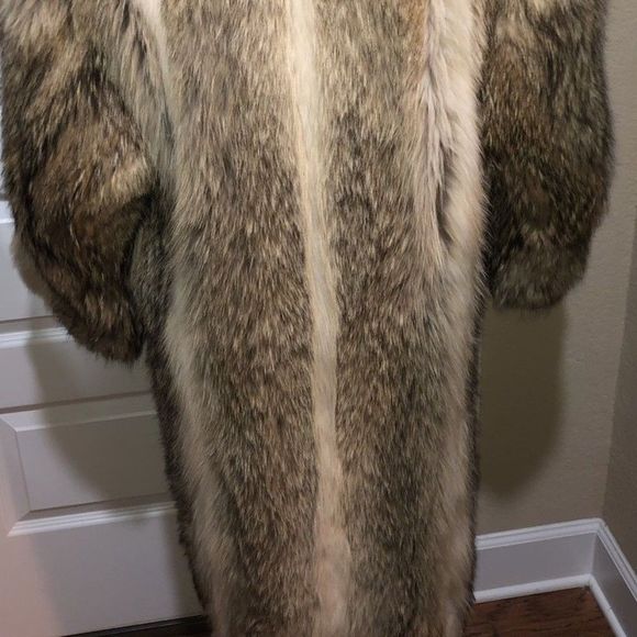 Long Real Coyote Fur Coat with Huge Collar - Picture 6 of 10